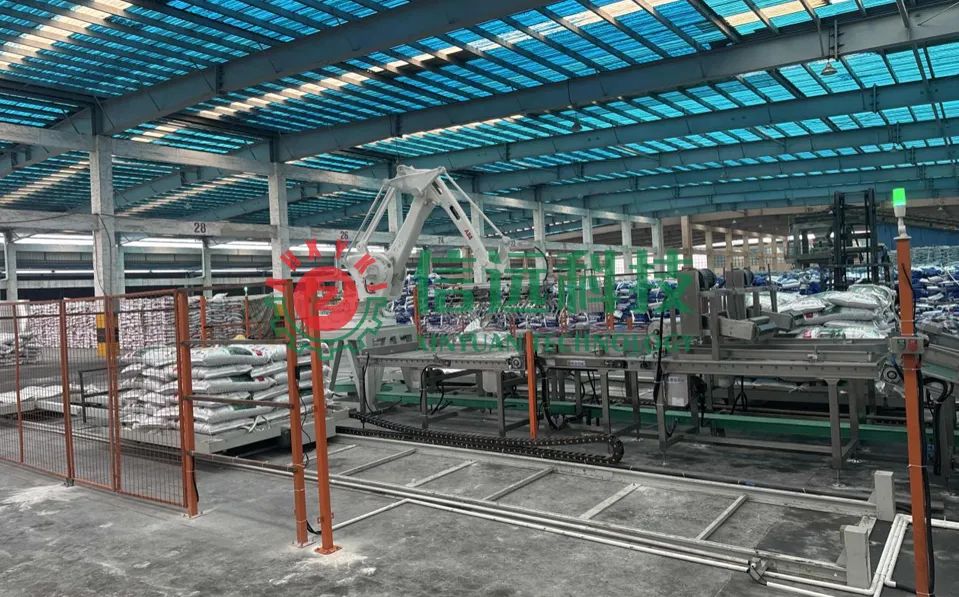Línea de producción de envasado y paletizado totalmente automática para fertilizantes orgánicos.